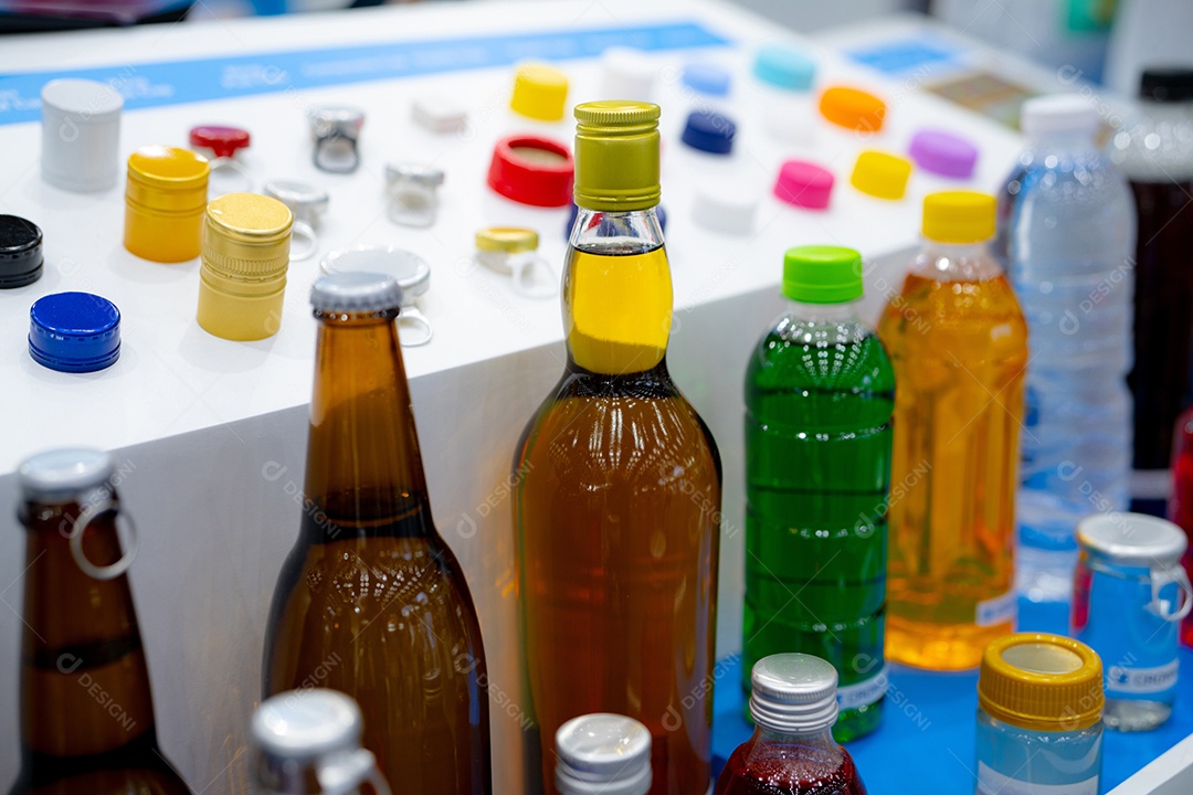 Conceito de embalagem de tampas. Design de embalagens de tampas e fechos de garrafas. Tampas de rosca.