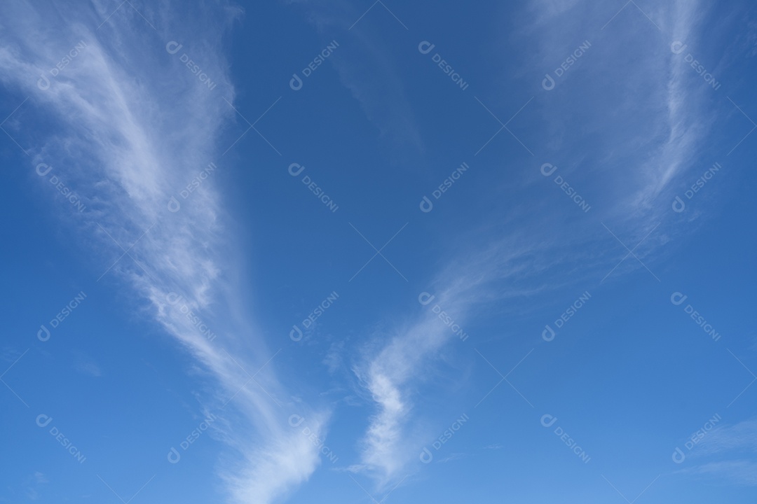 Céu azul e fundo de textura de nuvens cirrocúmulos brancas. Céu azul em dia ensolarado. Céu de verão.