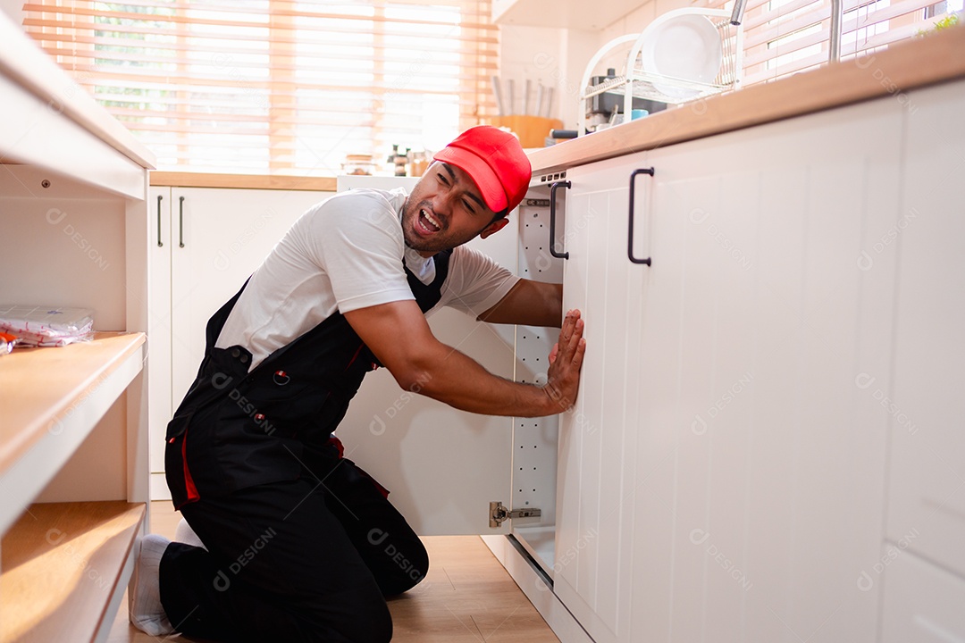 Um encanador está consertando e consertando o sistema de água na casa de um cliente.