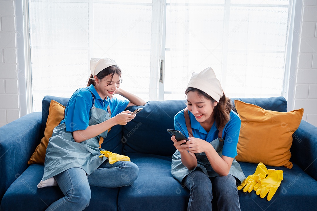 Trabalho doméstico ou serviço de limpeza doméstica duas mulheres limpando poeira em casa
