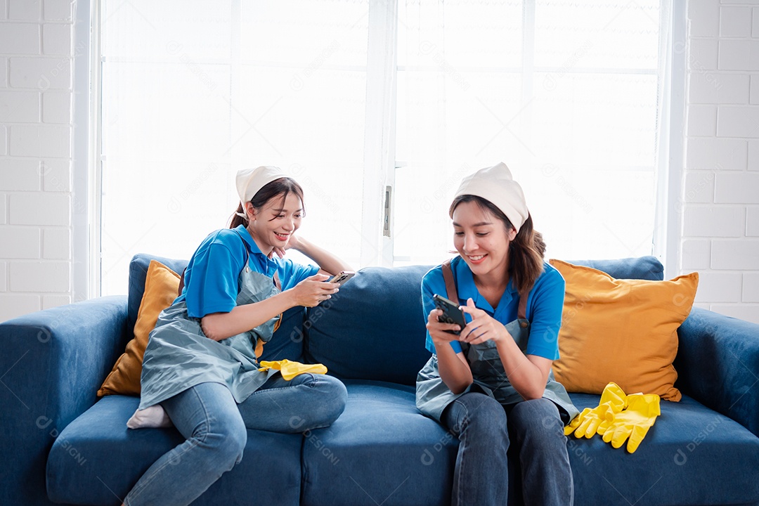 Trabalho doméstico ou serviço de limpeza doméstica duas mulheres limpando poeira em casa