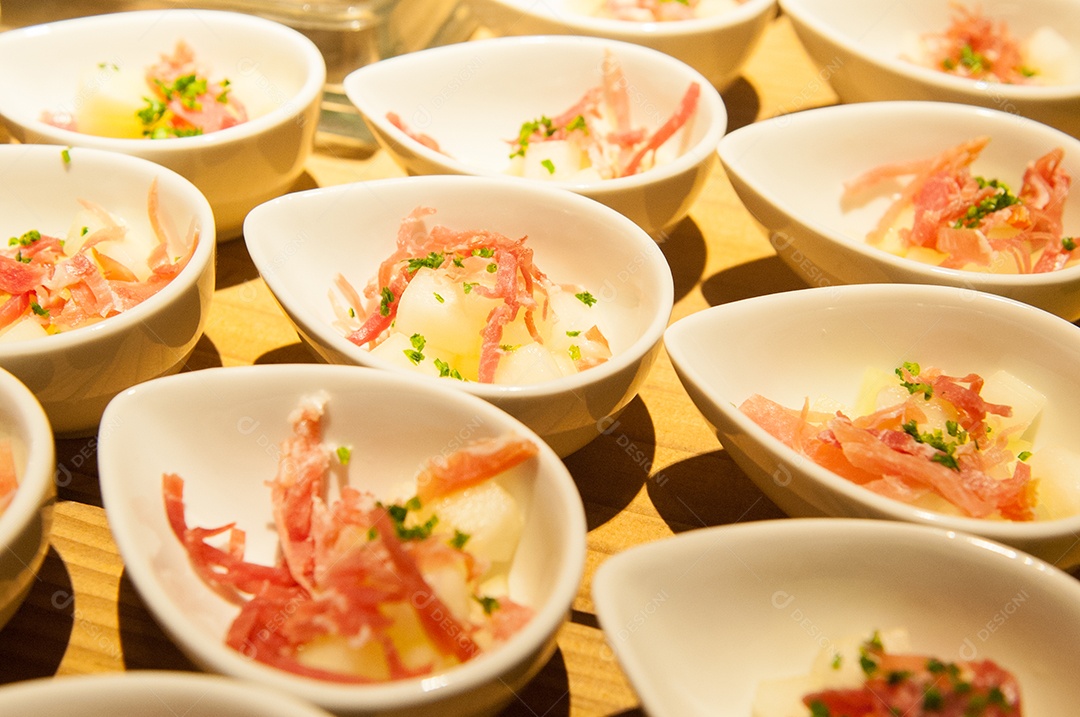 Mesa com tigelas de comida