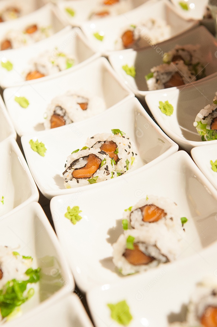Mesa com tigelas com peças de sushi