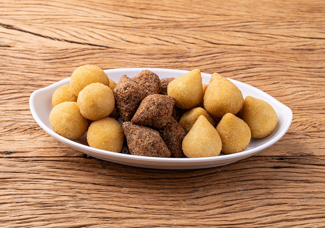 Coxinha, quibe e bolinho de queijo, petiscos típicos brasileiros