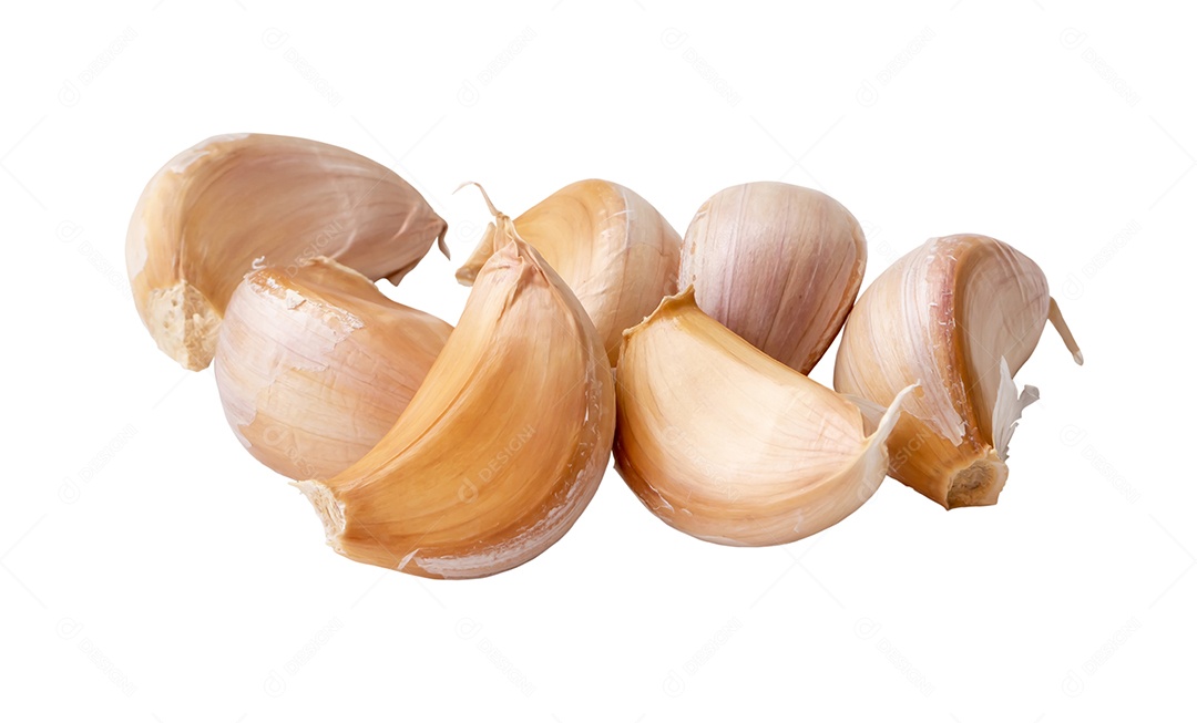 Dentes de alho descascados na pilha são isolados no fundo branco com traçado de recorte.