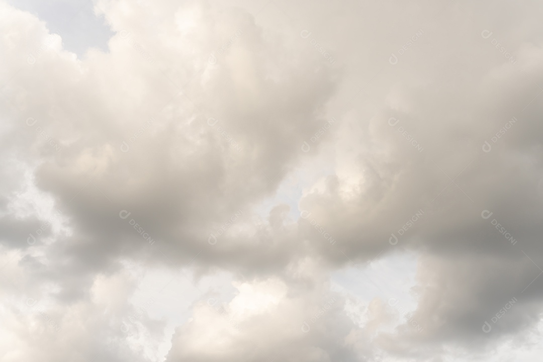 A textura do céu nublado foi tirada para o fundo do céu natural ou escuro.