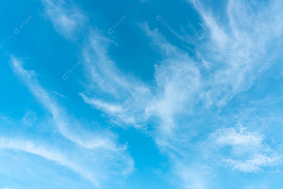 Lindo céu azul com forma estranha de nuvens de manhã ou à noite foi tirado no mar para fundo ou textura natural