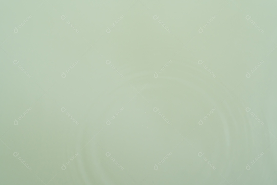 A superfície da água azul clara na lagoa com padrão de círculo é usada para o conceito de textura de fundo natural.