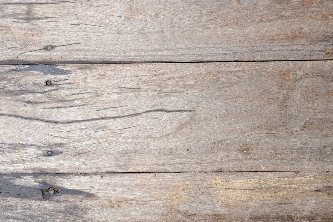 Textura de madeira cinza suja velha rachada com listras horizontais é usada para plano de fundo.