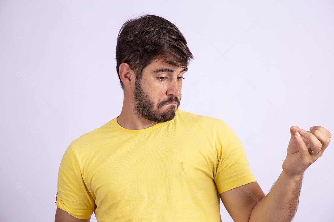 Homem jovem de camisa amarela em fundo branco