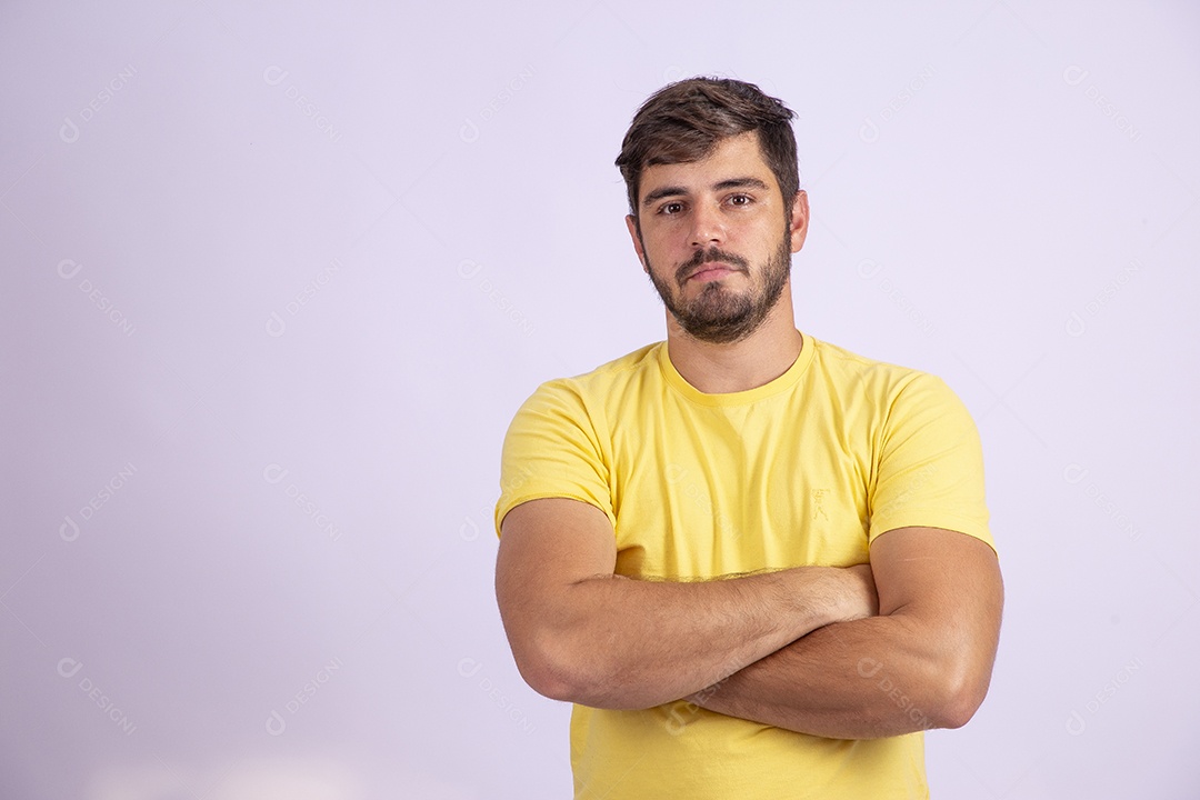 Homem jovem de camisa amarela em fundo branco