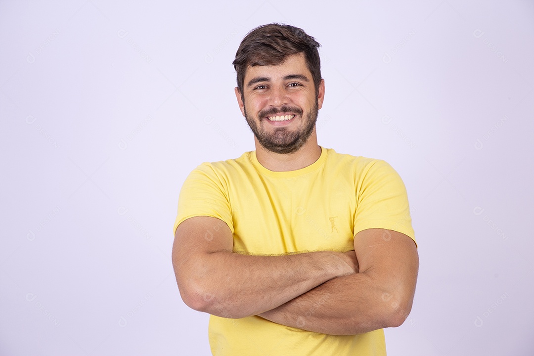 Homem jovem de camisa amarela em fundo branco