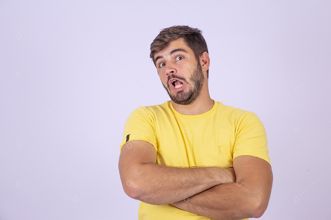Homem jovem de camisa amarela em fundo branco