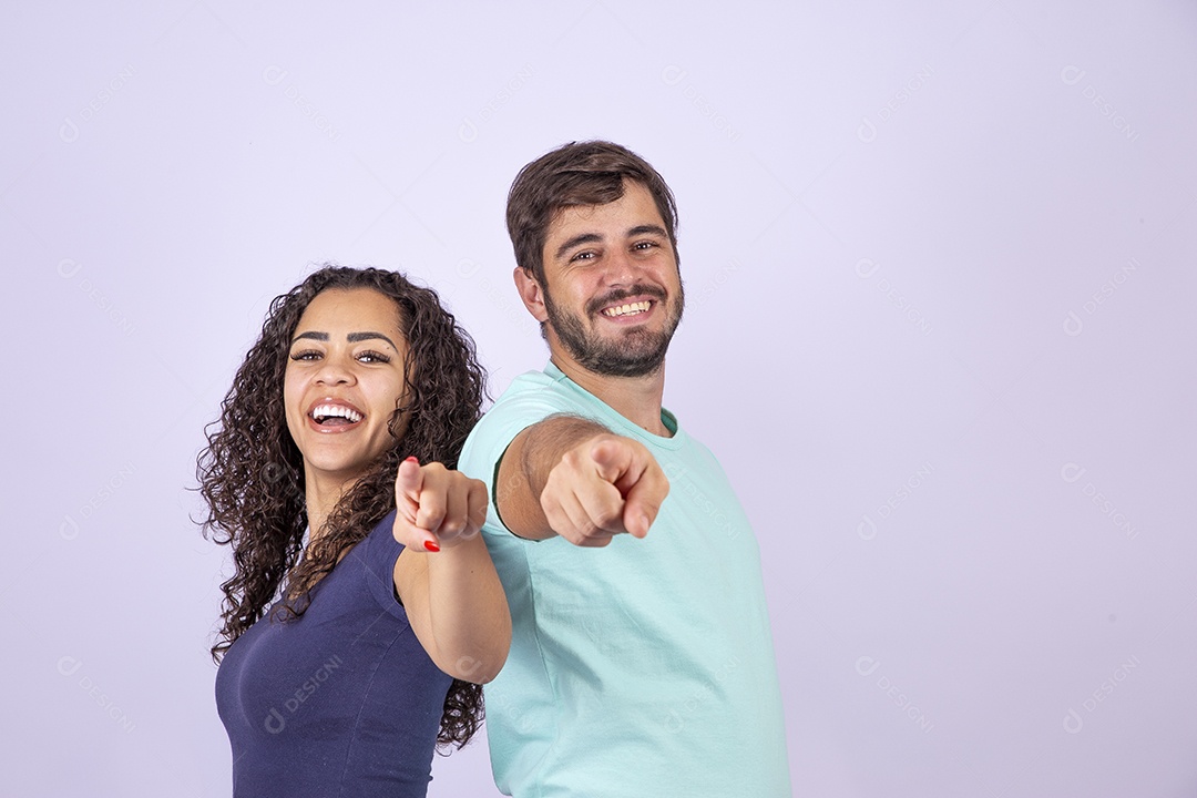 Casal jovem sorridentes em fundo branco