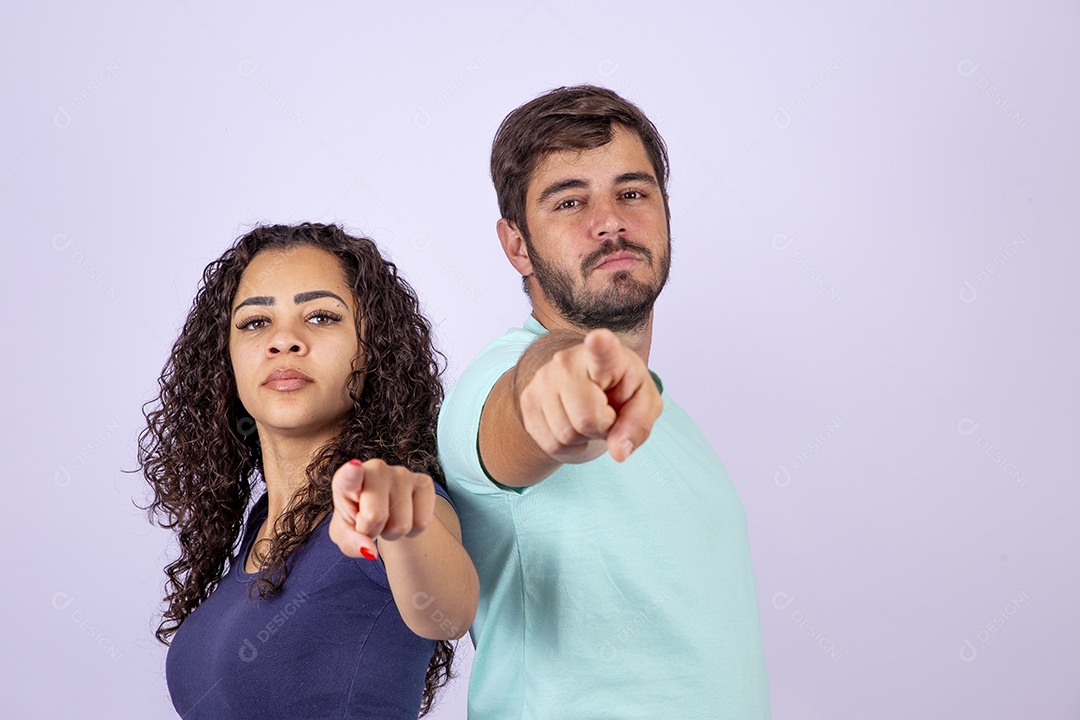 Casal jovem sorridentes em fundo branco