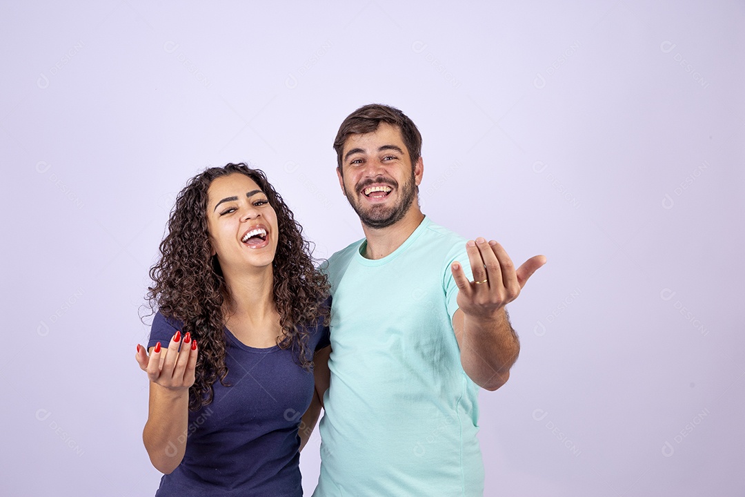 Casal jovem sorridentes em fundo branco