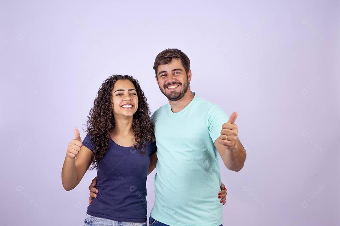 Casal jovem sorridentes em fundo branco