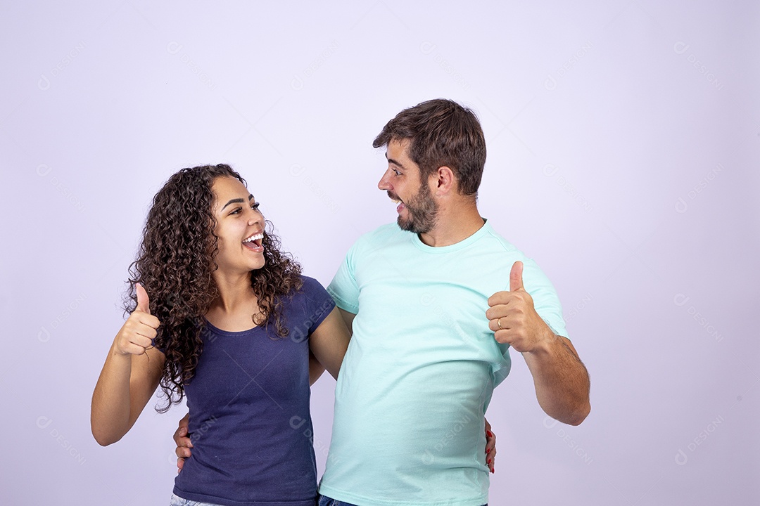 Casal jovem sorridentes em fundo branco