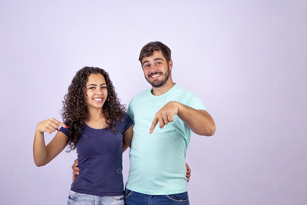 Casal jovem sorridentes em fundo branco
