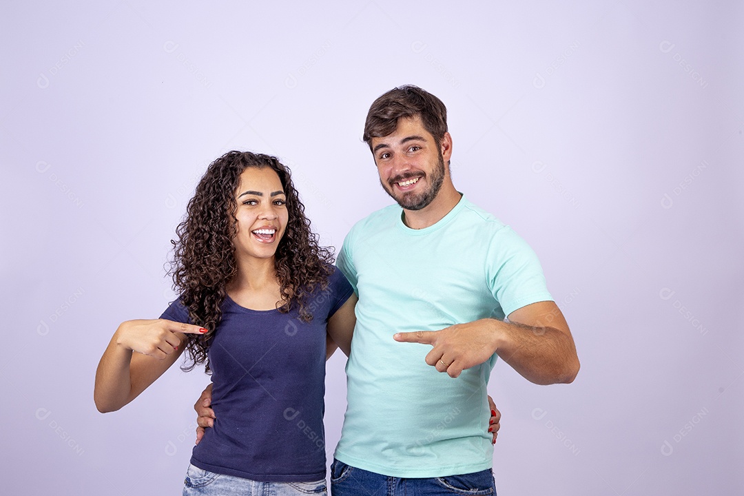 Casal jovem sorridentes em fundo branco
