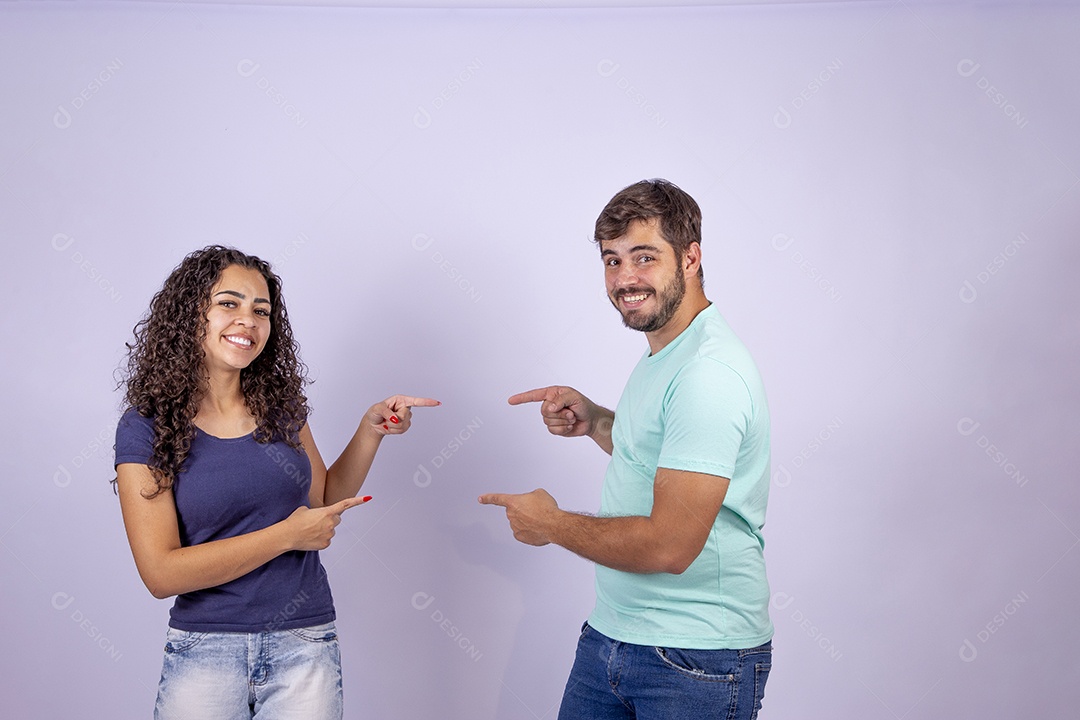 Casal jovem sorridentes em fundo branco