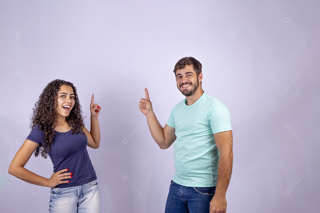 Casal jovem sorridentes em fundo branco