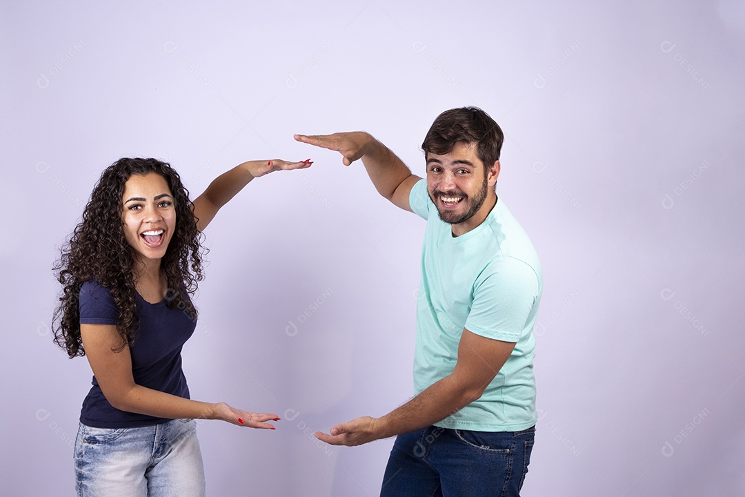 Casal jovem sorridentes em fundo branco