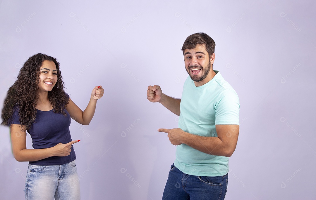 Casal jovem sorridentes em fundo branco