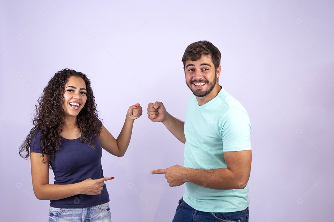 Casal jovem sorridentes em fundo branco