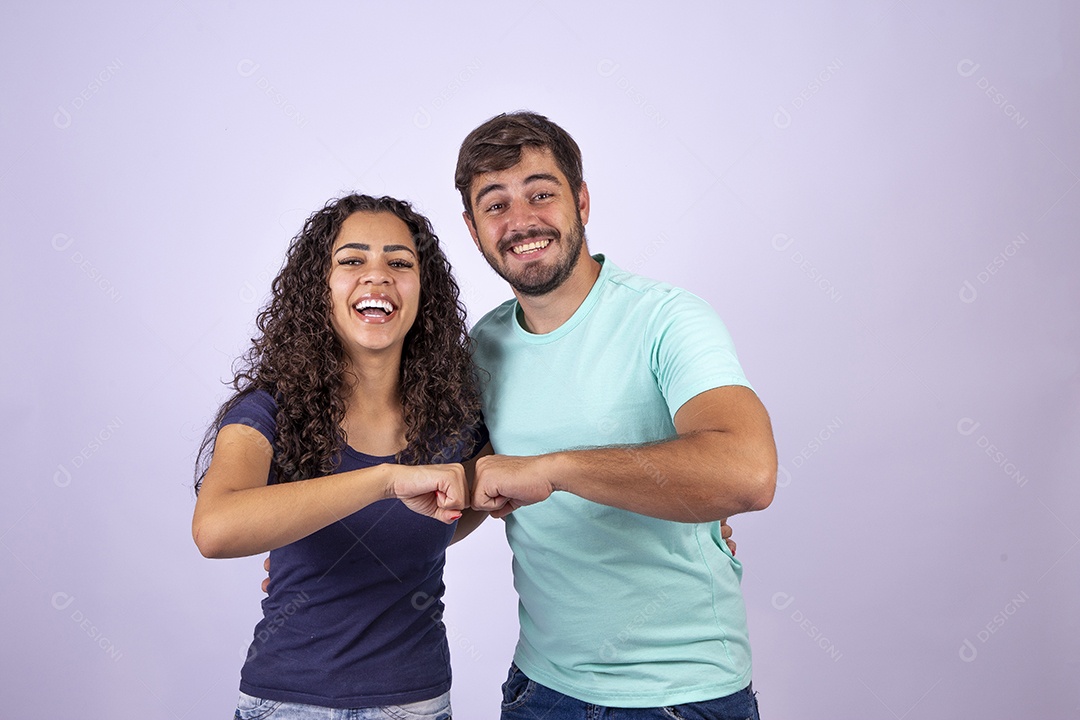 Casal jovem sorridentes em fundo branco