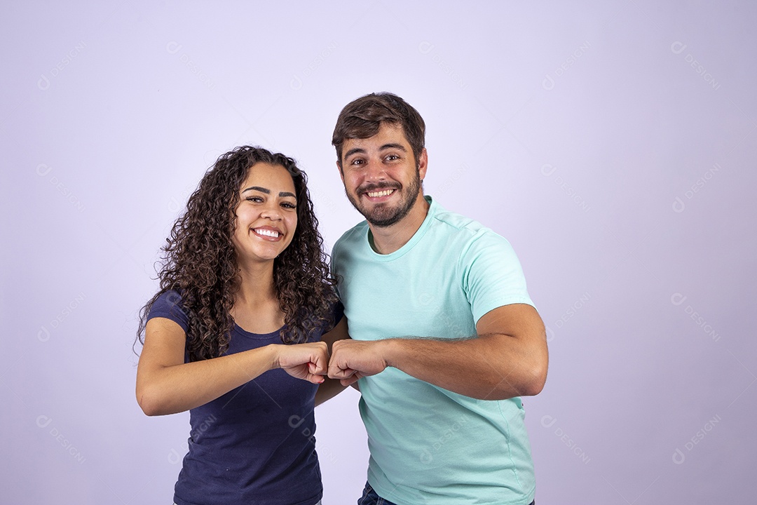 Casal jovem sorridentes em fundo branco