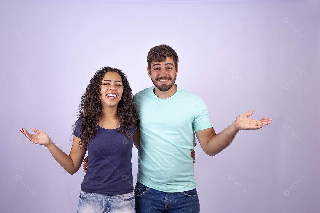 Casal jovem sorridentes em fundo branco