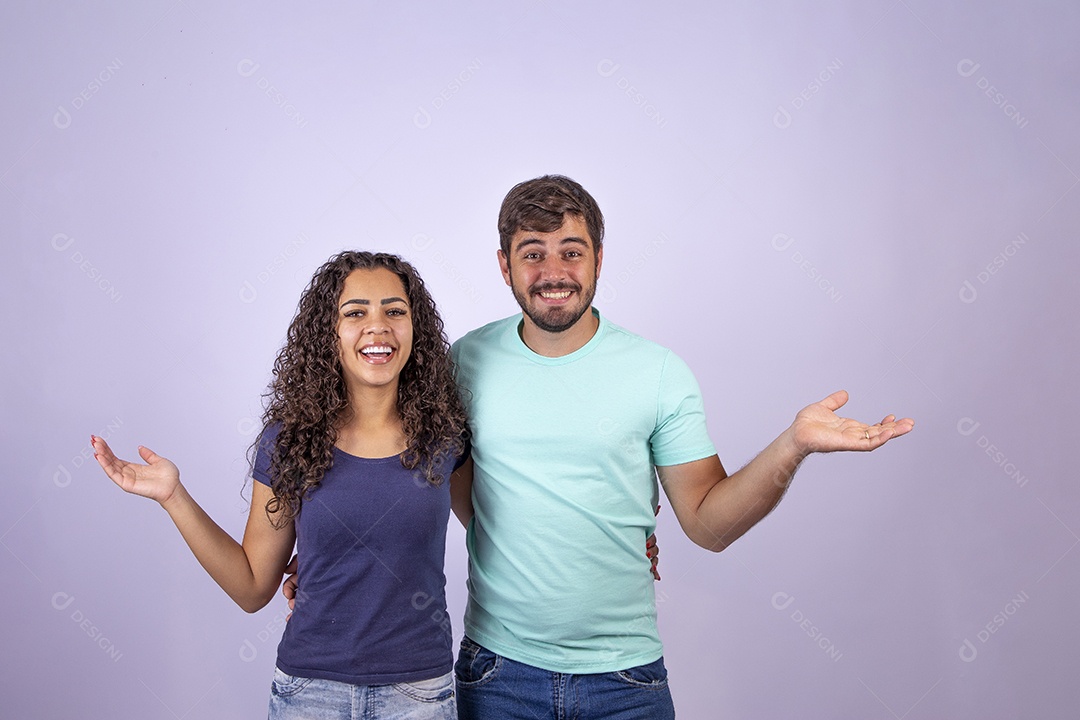 Casal jovem sorridentes em fundo branco