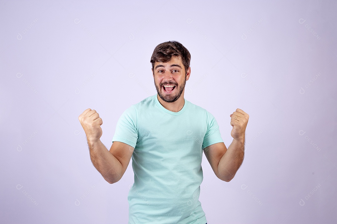 Lindo homem jovem sorridente fazendo gestos em fundo branco