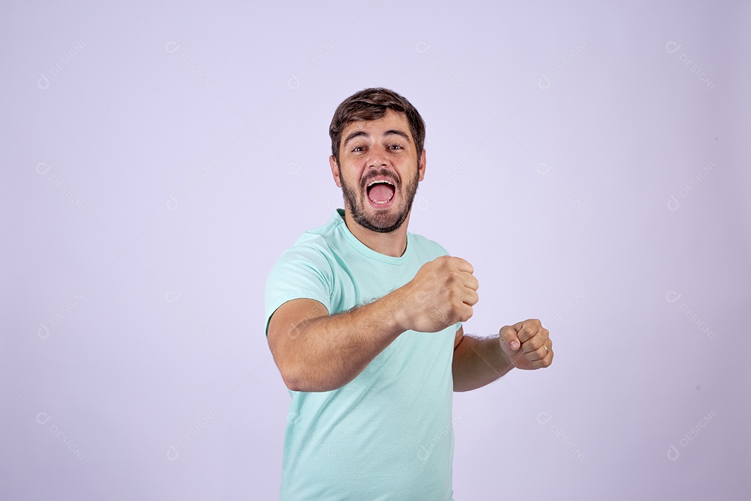 Lindo homem jovem sorridente fazendo gestos em fundo branco