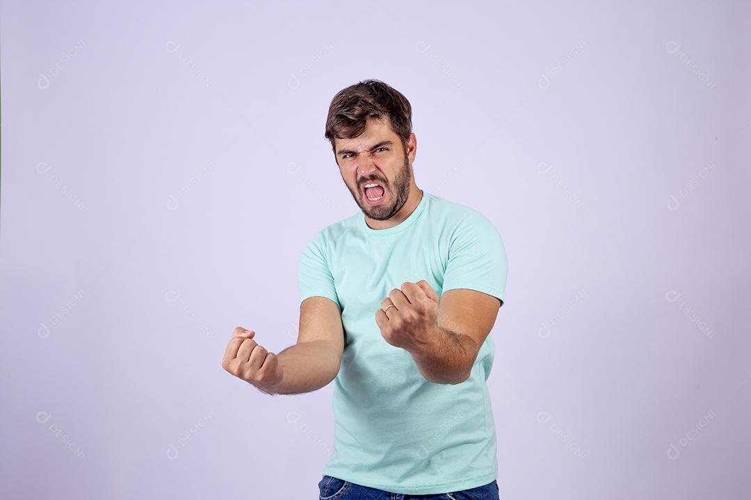 Lindo homem jovem sorridente fazendo gestos em fundo branco