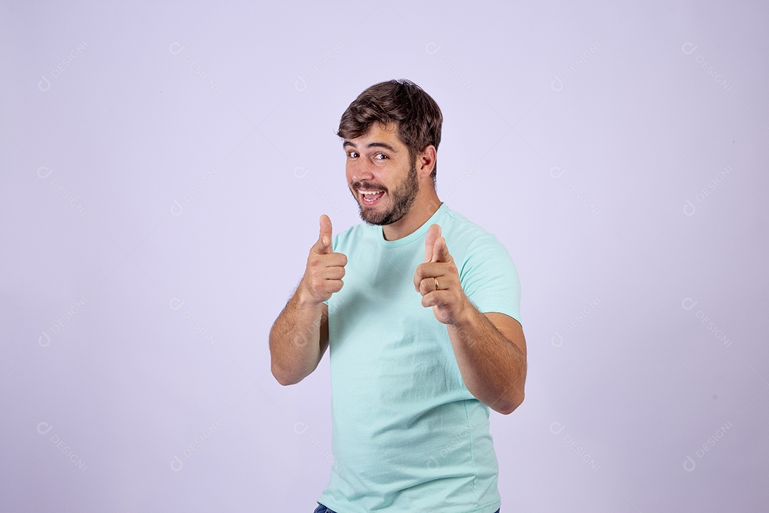 Lindo homem jovem sorridente fazendo gestos em fundo branco