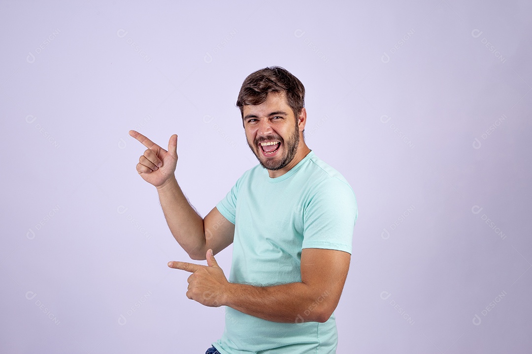 Lindo homem jovem sorridente fazendo gestos em fundo branco