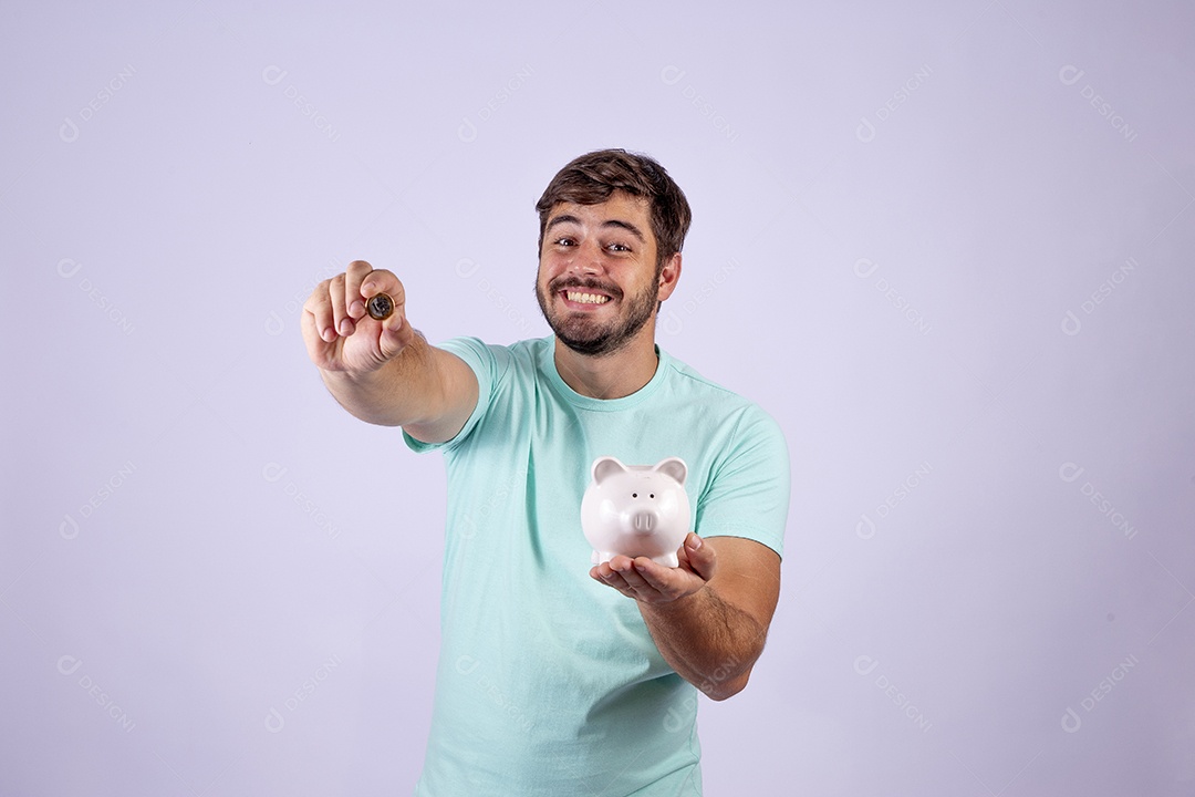 Lindo homem jovem sorridente fazendo gestos em fundo branco