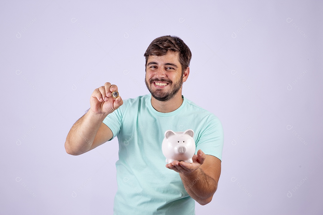 Lindo homem jovem sorridente segurando cofre de moedas