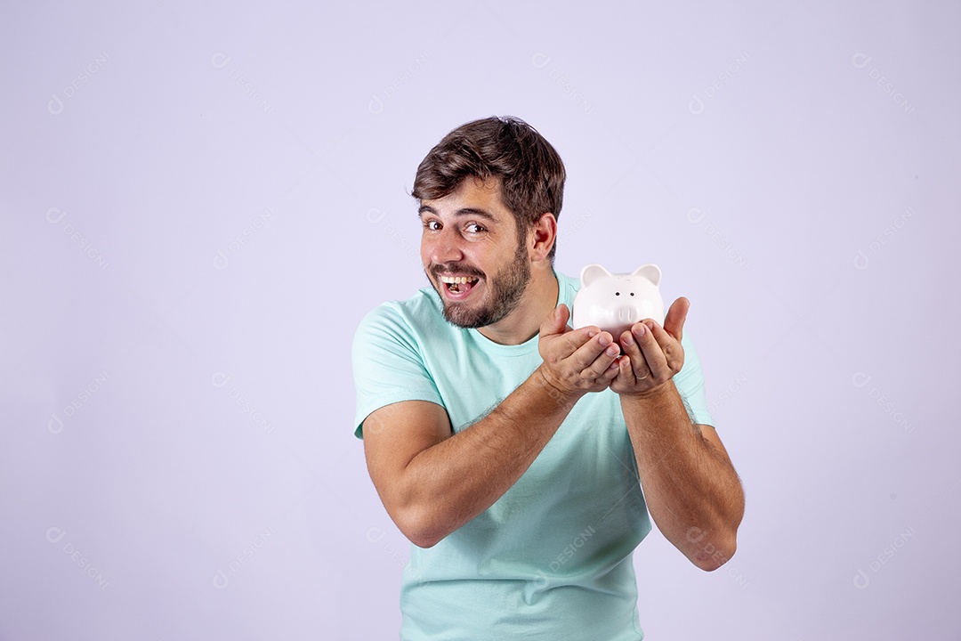Lindo homem jovem sorridente segurando cofre de moedas