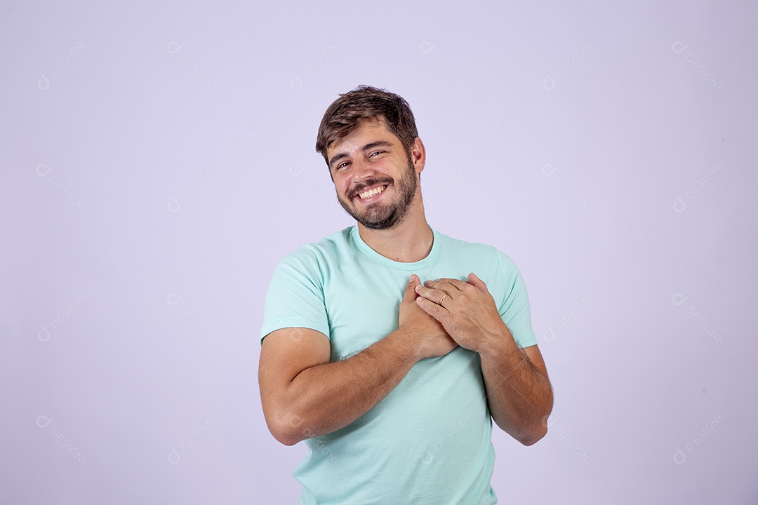 Lindo homem jovem sorridente fazendo gestos em fundo branco