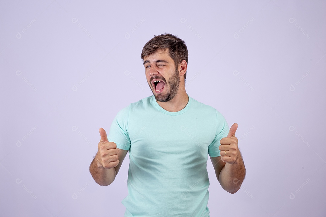 Lindo homem jovem sorridente fazendo gestos em fundo branco