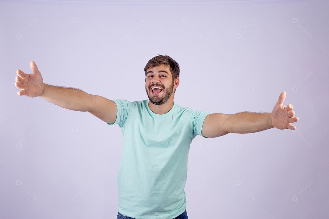 Lindo homem jovem sorridente fazendo gestos em fundo branco