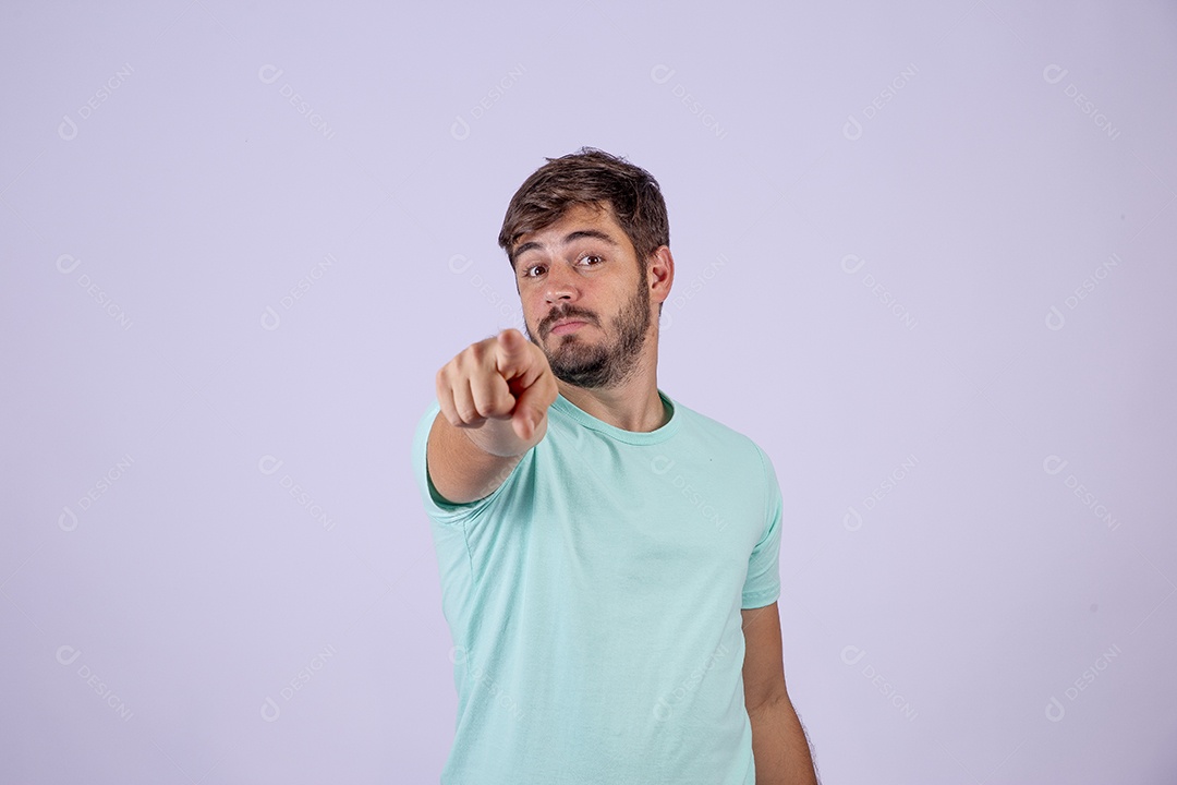 Lindo homem jovem sorridente fazendo gestos em fundo branco