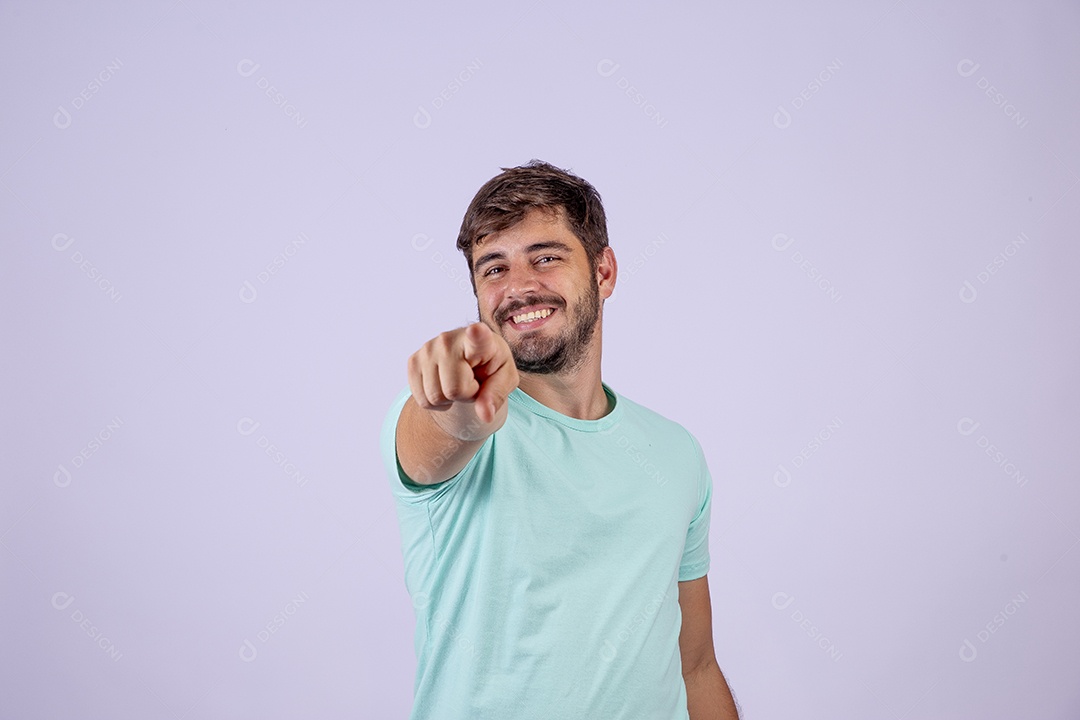 Lindo homem jovem sorridente fazendo gestos em fundo branco