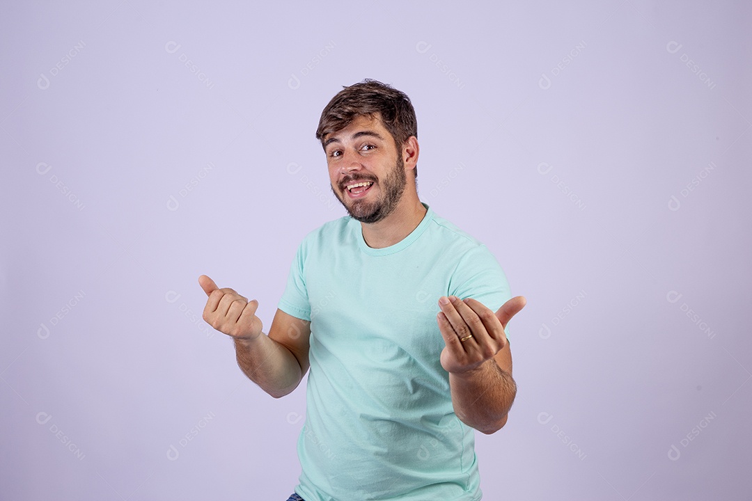 Lindo homem jovem sorridente fazendo gestos em fundo branco