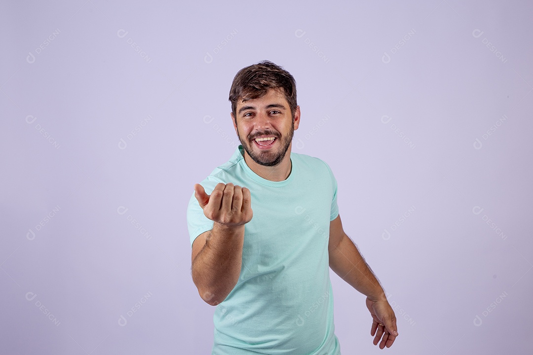 Homem jovem bonito em fundo branco