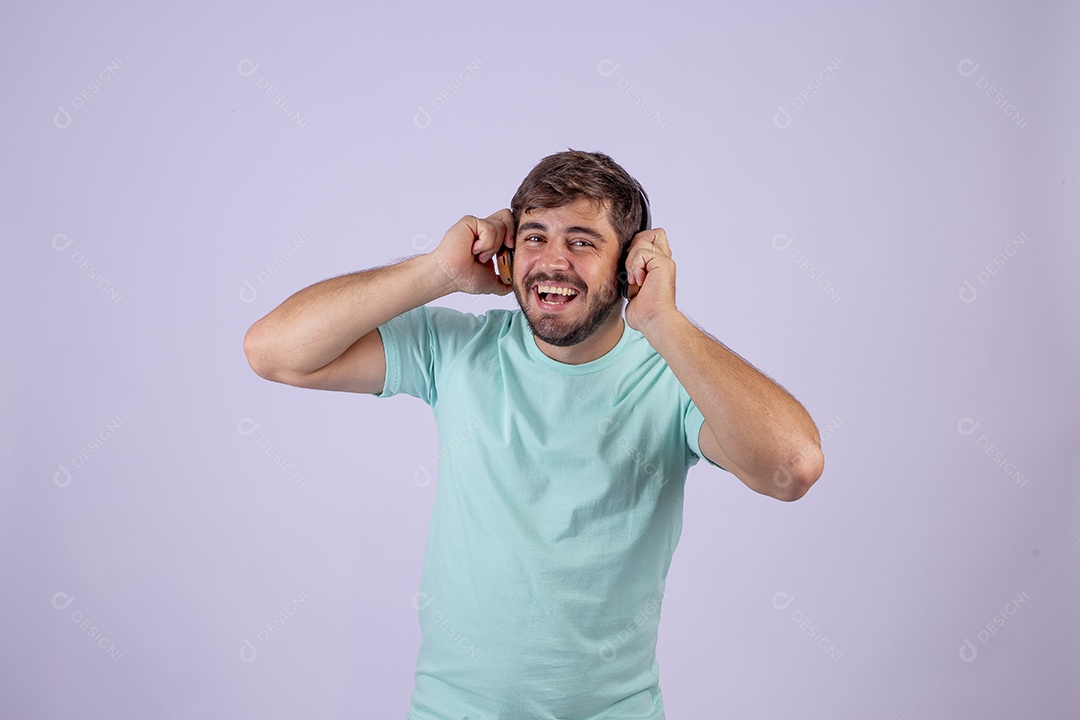 Homem jovem bonito usando fone de ouvido