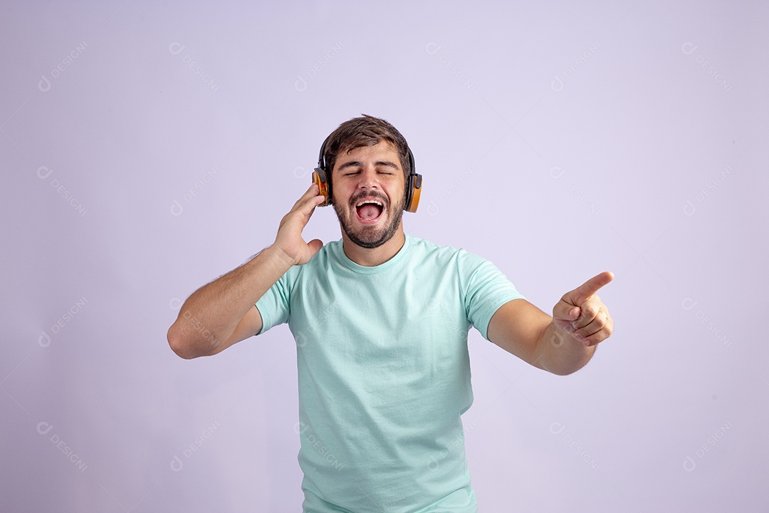 Homem jovem bonito usando fone de ouvido